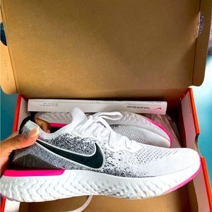 Nike Epic React Flyknit 2 Oreo Pink